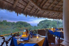 Breakfast, lunch and dinner served - Hotel Cuna Del Angel (Bahía Ballena)