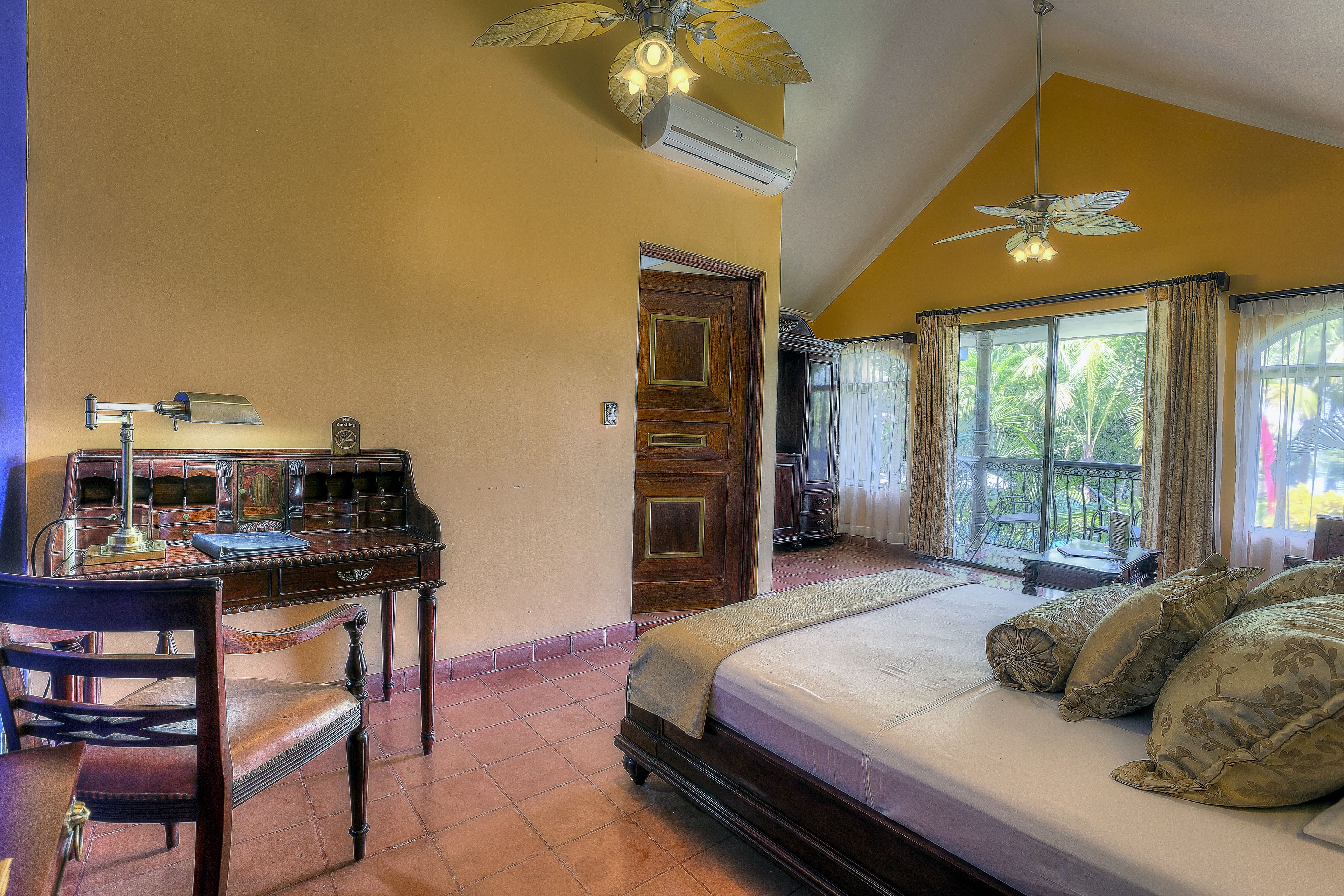 deluxe double room, 1 double bed | down duvets, in-room safe, desk, free cots/infant beds