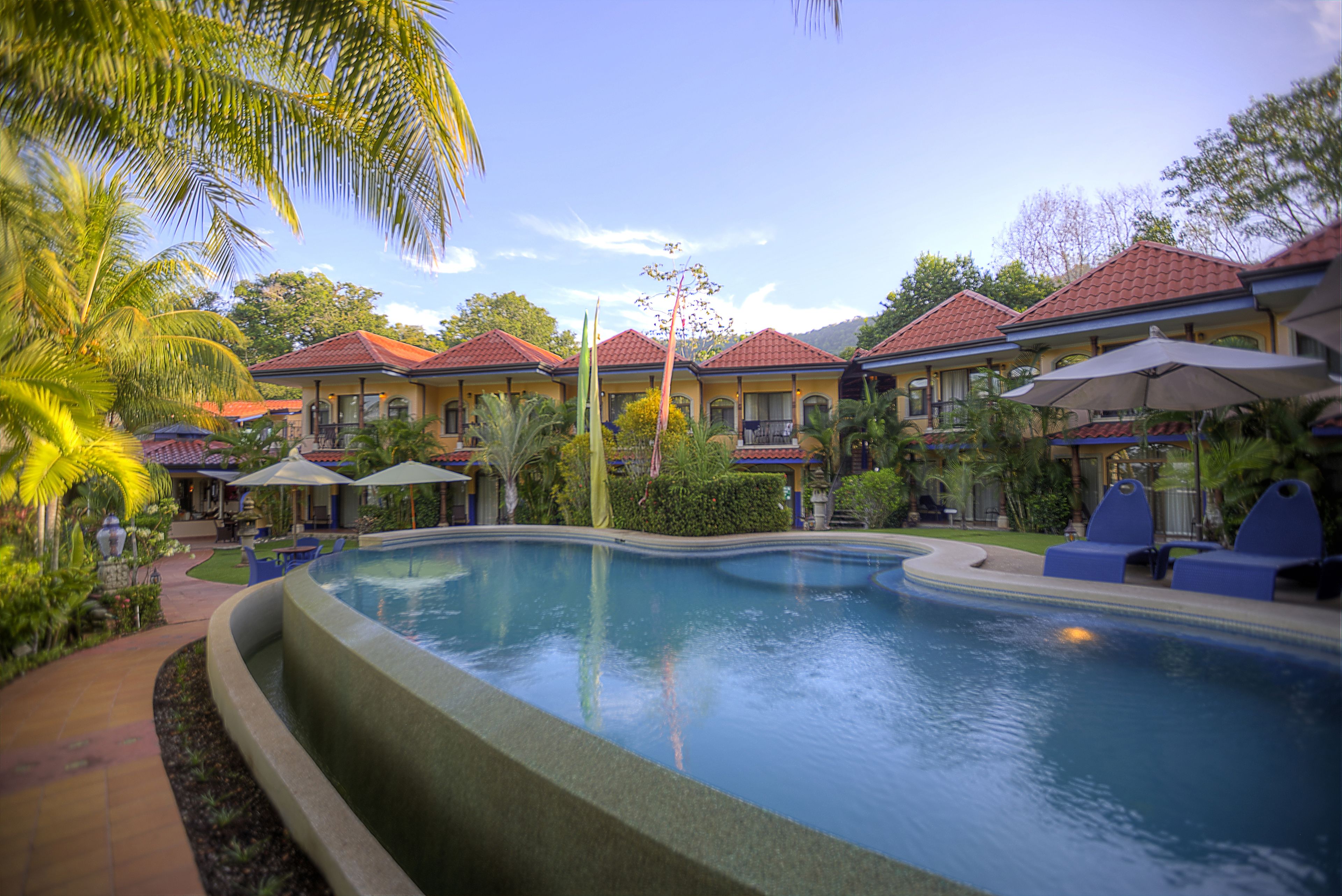 Hồ bơi ngoài trời, ghế dài tắm nắng 