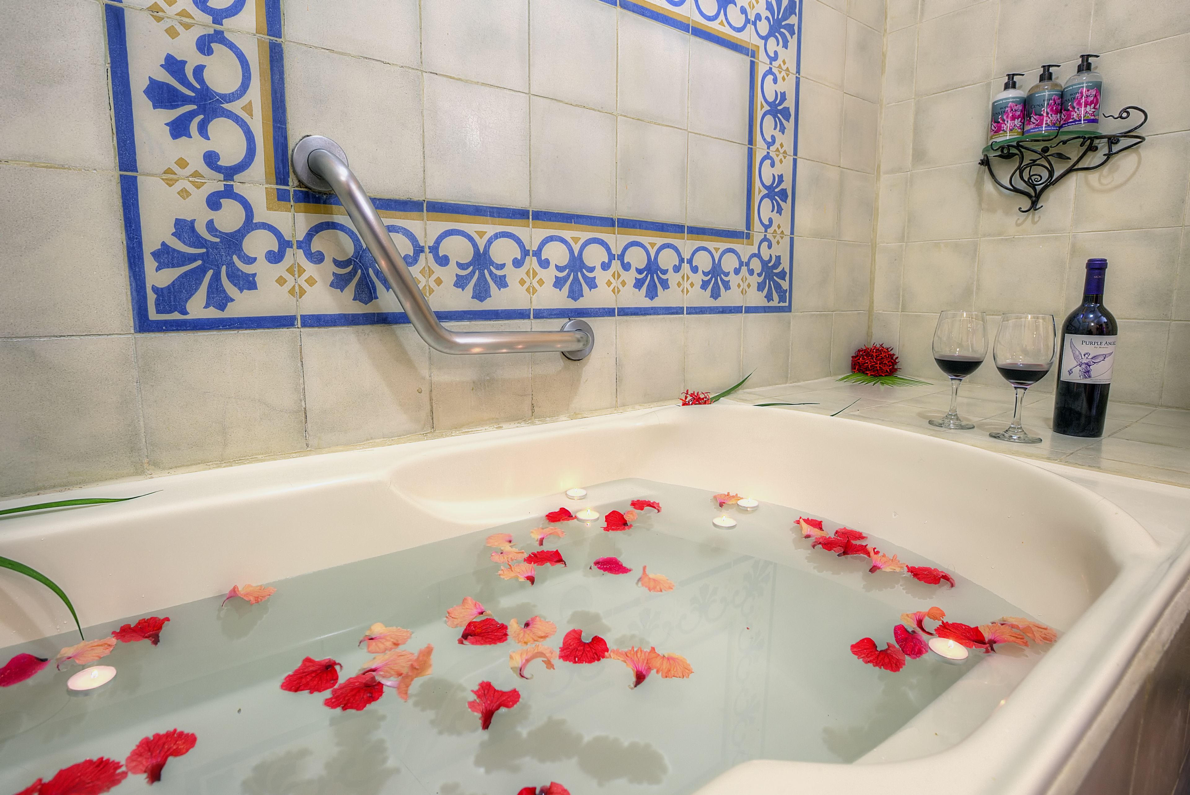 deluxe double room, 1 double bed | bathroom | combined shower/bathtub, free toiletries, hair dryer, towels