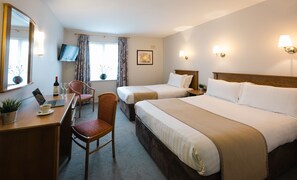 标准双人房或双床房 | 高档床上用品、办公桌、遮光窗帘、熨斗/熨板