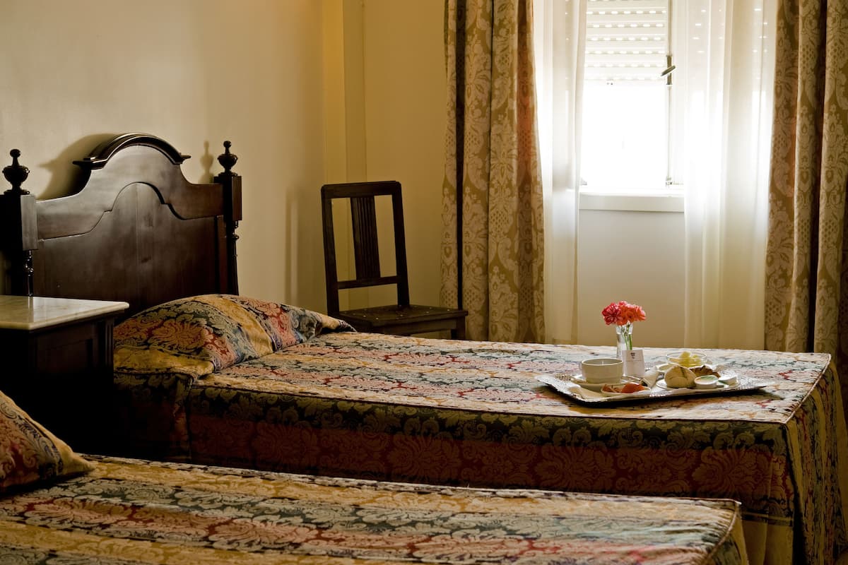 Standaard driepersoonskamer | Een kluis op de kamer, een bureau, gratis babybedden, gratis wifi