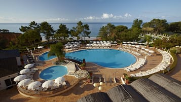 Piscine couverte, piscine extérieure, parasols de plage