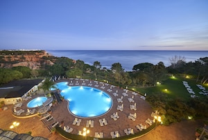 Inomhuspool, utomhuspool och parasoller