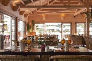 2 restaurants, breakfast served - PortoBay Falésia (Albufeira)