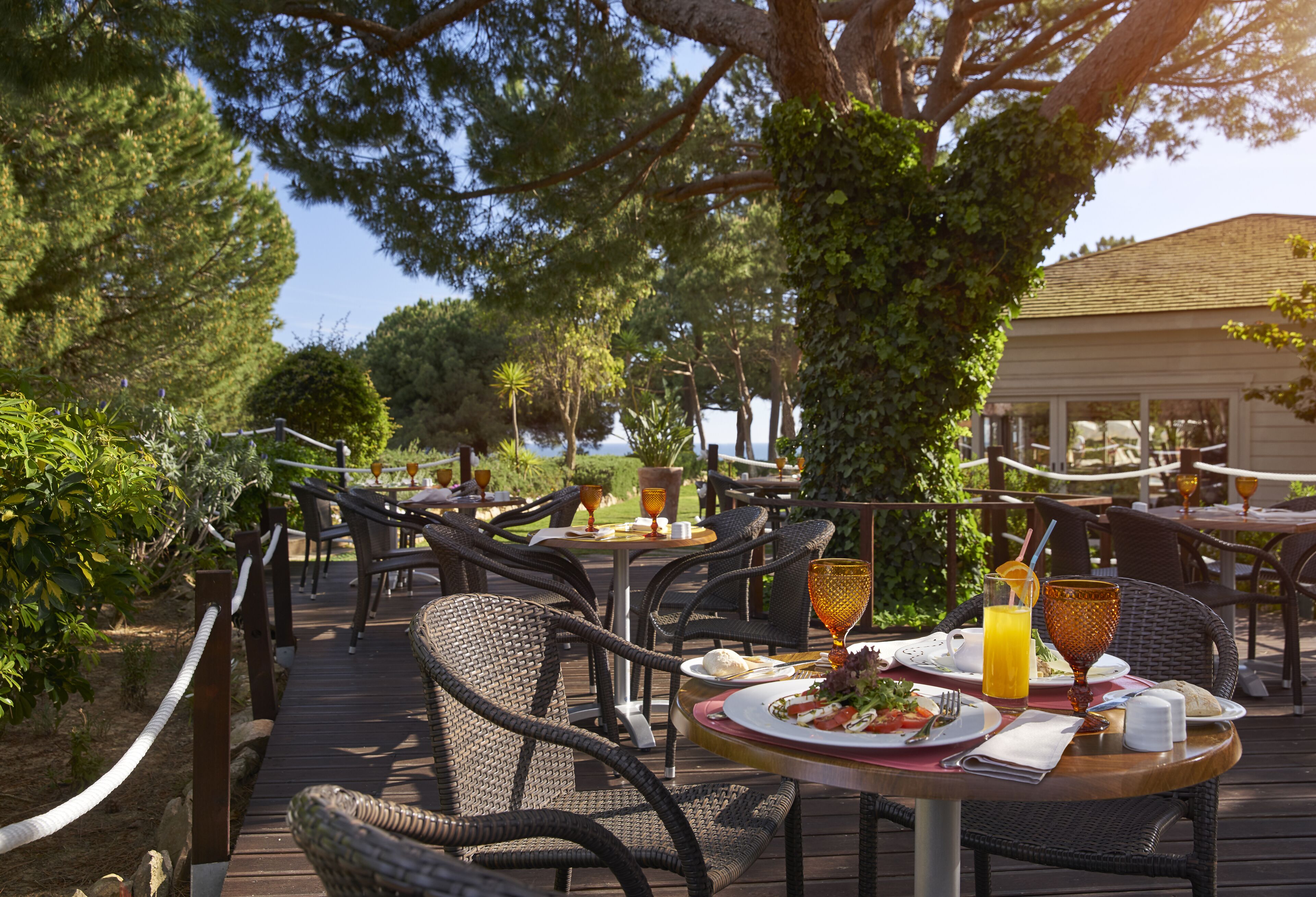 2 restaurants, breakfast served