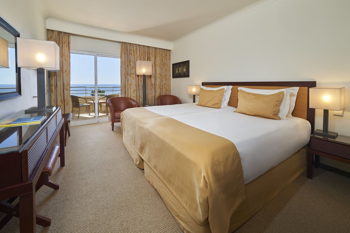 Standard Twin Room, Sea View | 1 bedroom, hypo-allergenic bedding, minibar, in-room safe