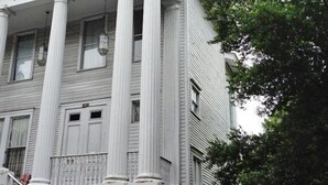A large building with a classical architectural style, featuring tall columns and a symmetrical facade. - The Confederate House (Savannah)