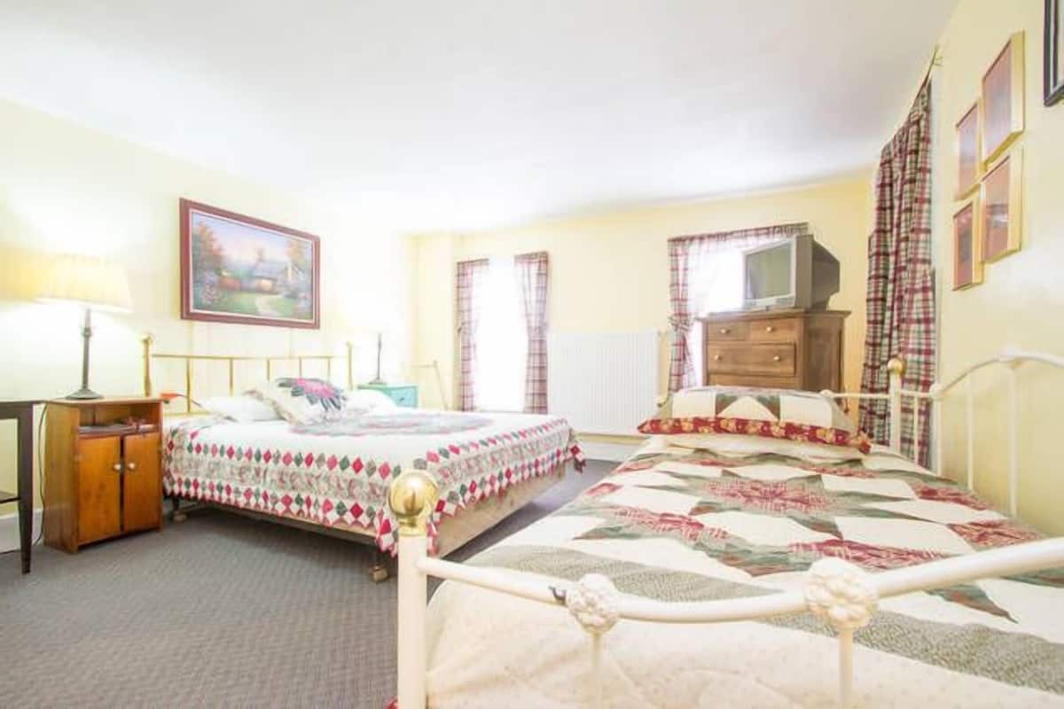 Room for 4, Multiple Beds | Iron/ironing board (on request), free WiFi, individually decorated