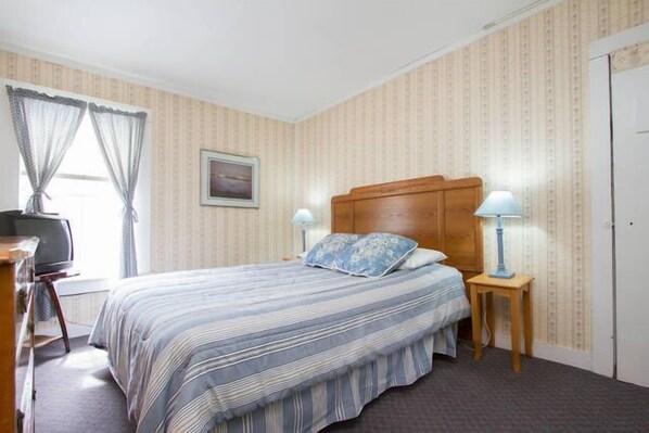 Standard with Queen and Twin | Decoración personalizada y muebles diferentes 