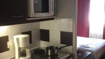 Caja de seguridad en la habitación y escritorio