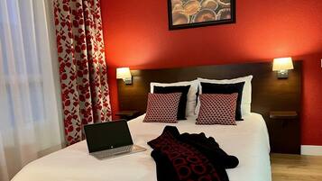 Coffres-forts dans les chambres, bureau, fer et planche Ă repasser