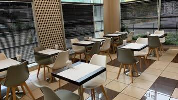 Petit déjeuner continental (9 EUR par personne)