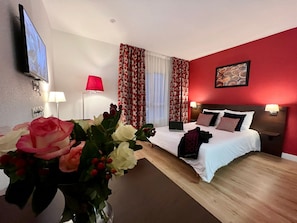 Estudio estándar, 1 cama matrimonial | Caja de seguridad en la habitación y escritorio