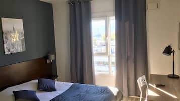 Caja de seguridad en la habitación y escritorio