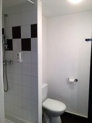 Ensemble douche/baignoire, sèche-cheveux, serviettes fournies