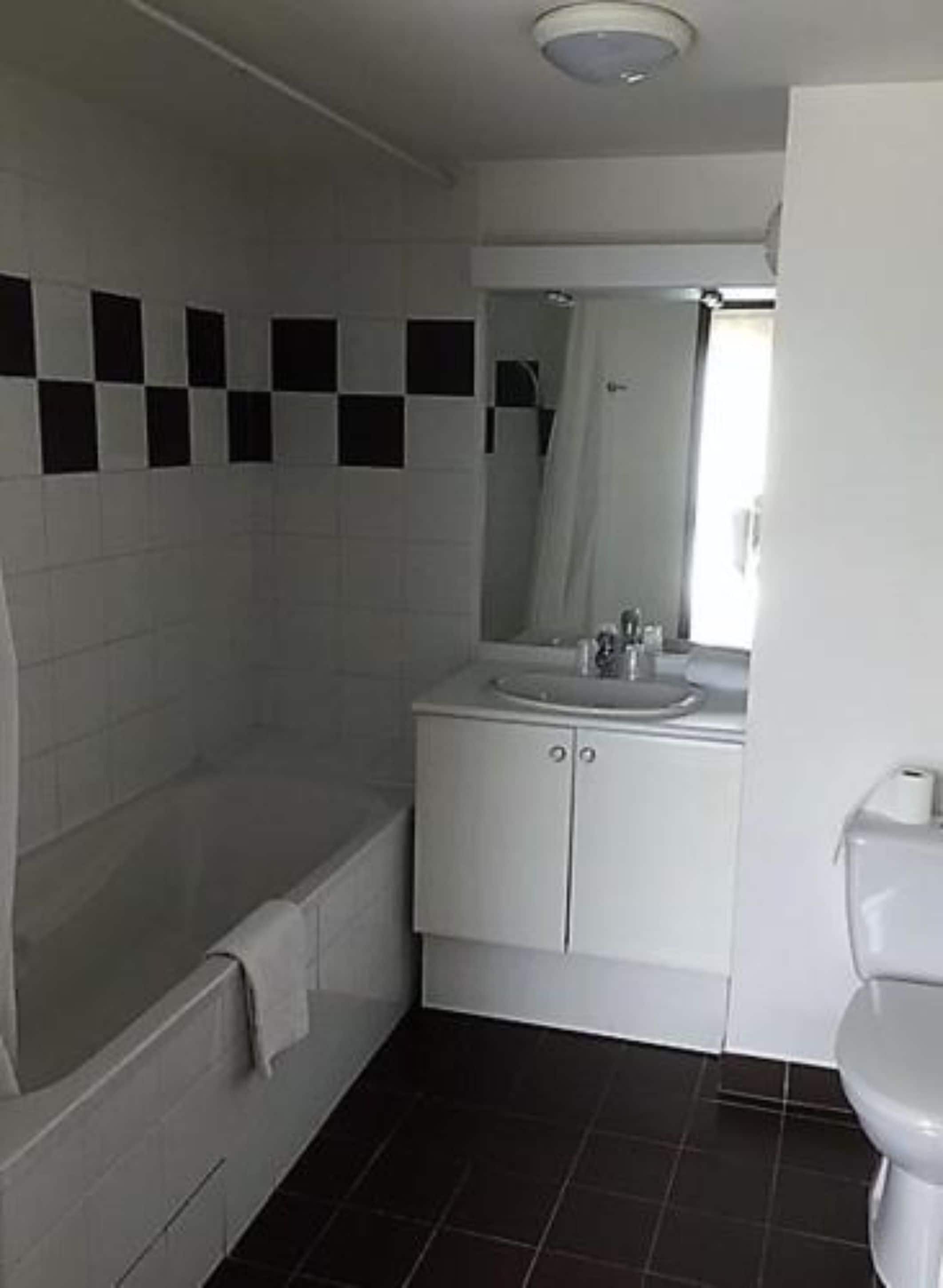 Un bagno con una vasca, un lavandino e un water.