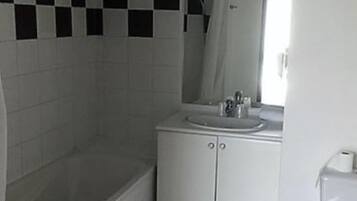 Un bagno con una vasca, un lavandino e un water.