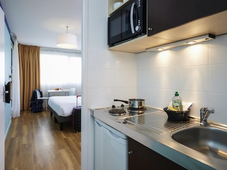 Studio, 1 Double Bed | In-room safe, desk, iron/ironing board, free cribs/infant beds