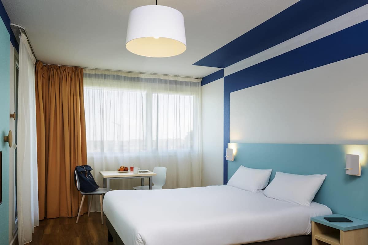 Studio, 1 parisänky | Tallelokero huoneessa, työpöytä, silitysrauta/-lauta