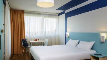 Studio, 1 lit double | Coffres-forts dans les chambres, bureau, fer et planche Ă repasser