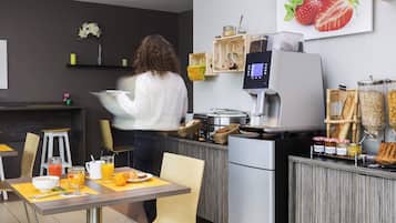 Desayuno buffet diario (EUR 12 por persona)