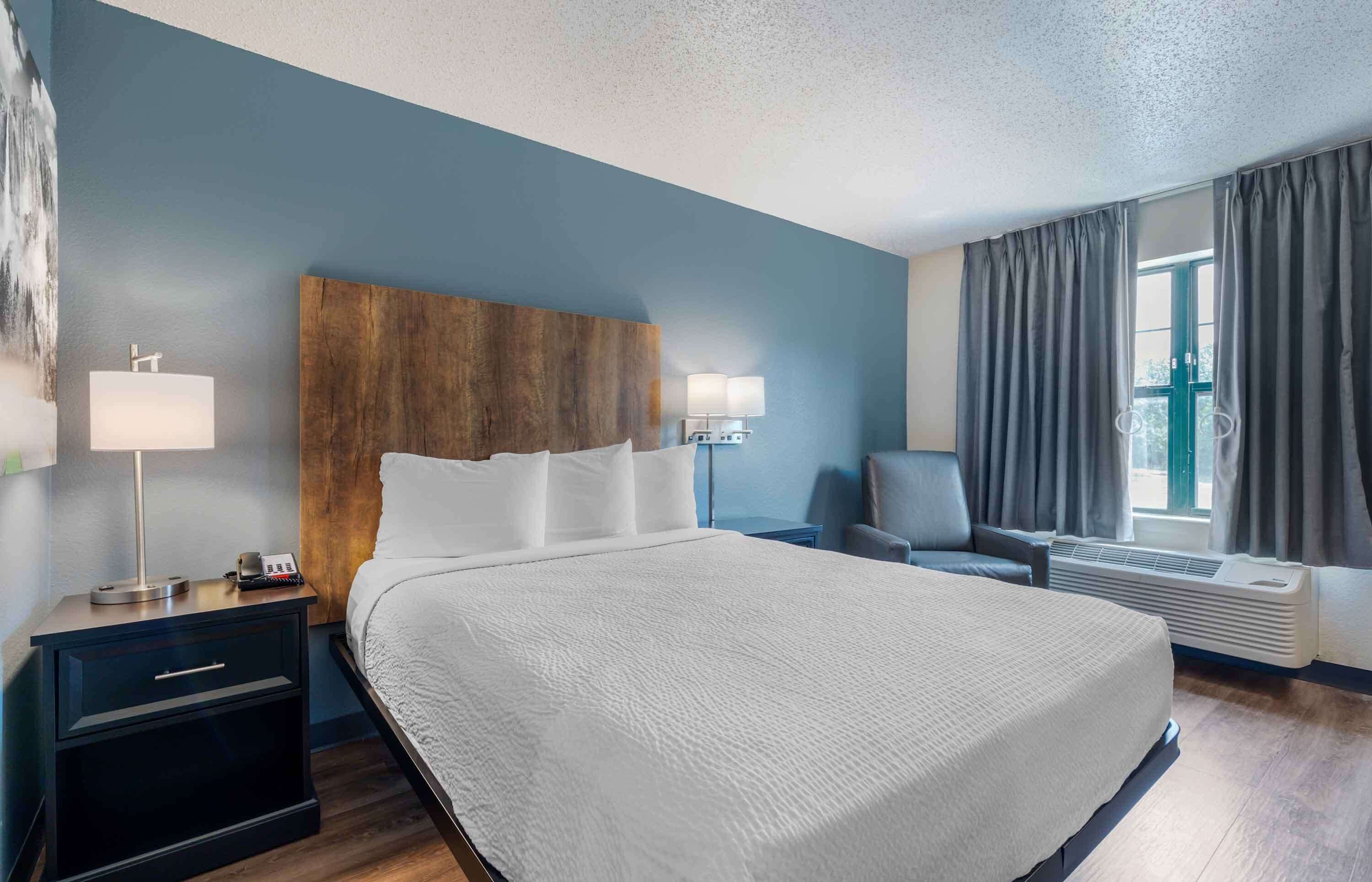 Premium bedding, desk, iron/ironing board, free WiFi