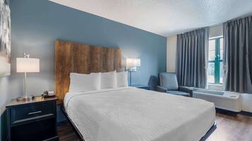 Premium bedding, desk, iron/ironing board, free WiFi
