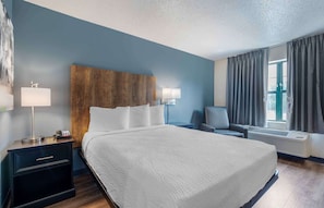 Premium bedding, desk, iron/ironing board, free WiFi