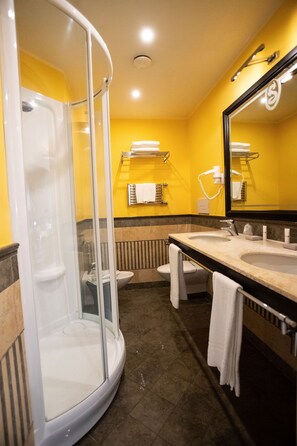 Een douche, een haardroger, een bidet, handdoeken