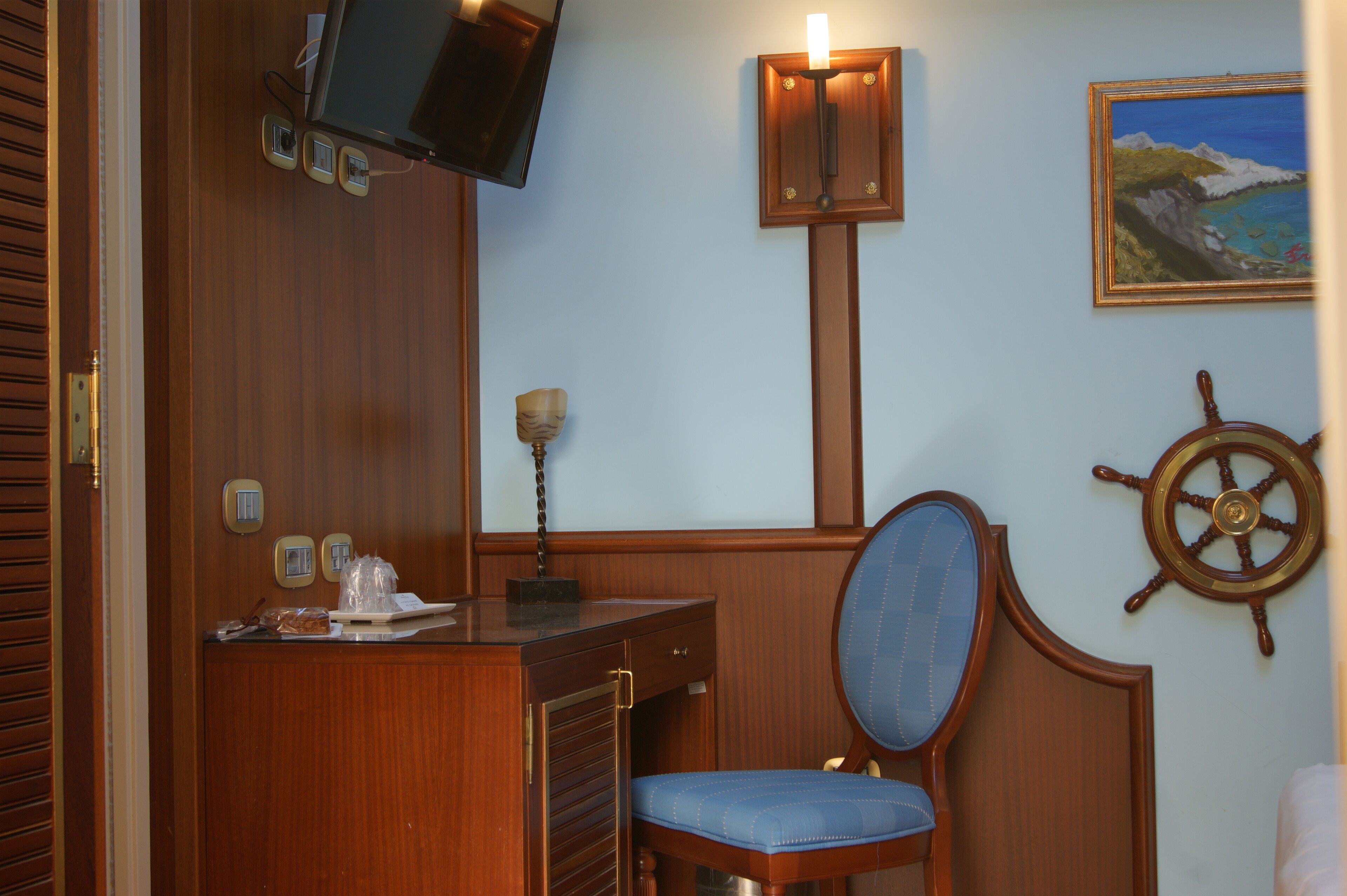 economy room | television