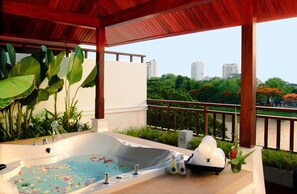 Couples treatment room(s), hot tub, body treatments, hydrotherapy