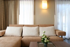 RarinJinda One Bedroom Suite | Minibar, safe på rommet, skrivebord og blendingsgardiner