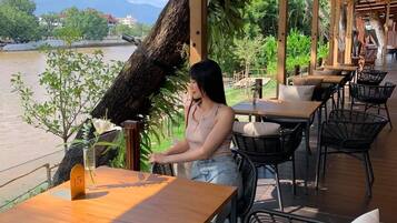 Breakfast, lunch, dinner served; international cuisine