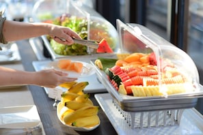 Päivittäinen buffetaamiainen (400 THB per henkilö)