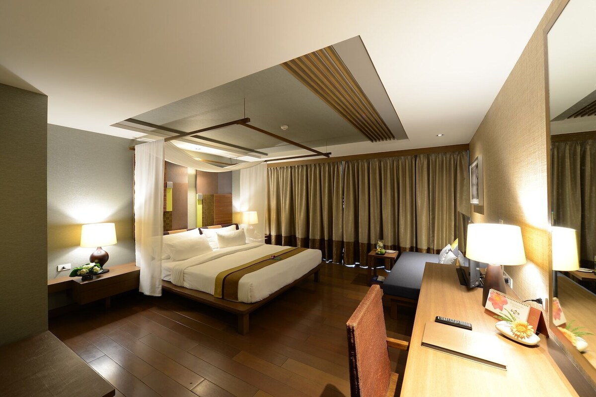 Minibar, in-room safe, desk, blackout drapes