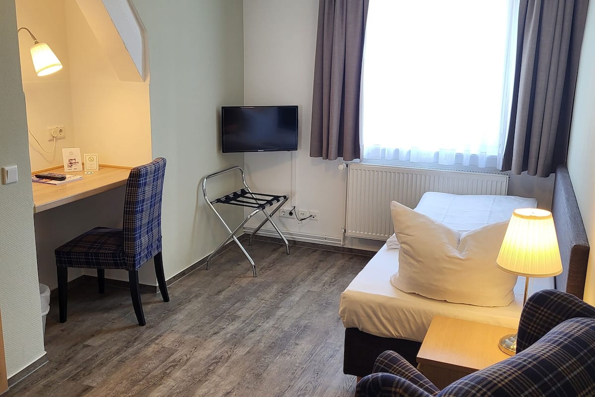 Economy Single Room | Peralatan tempat tidur hipoalergenik, meja, ruang kerja komputer riba