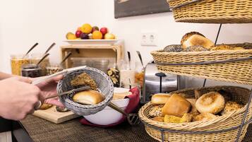 Tägliches Frühstücksbuffet (18 EUR pro Person)