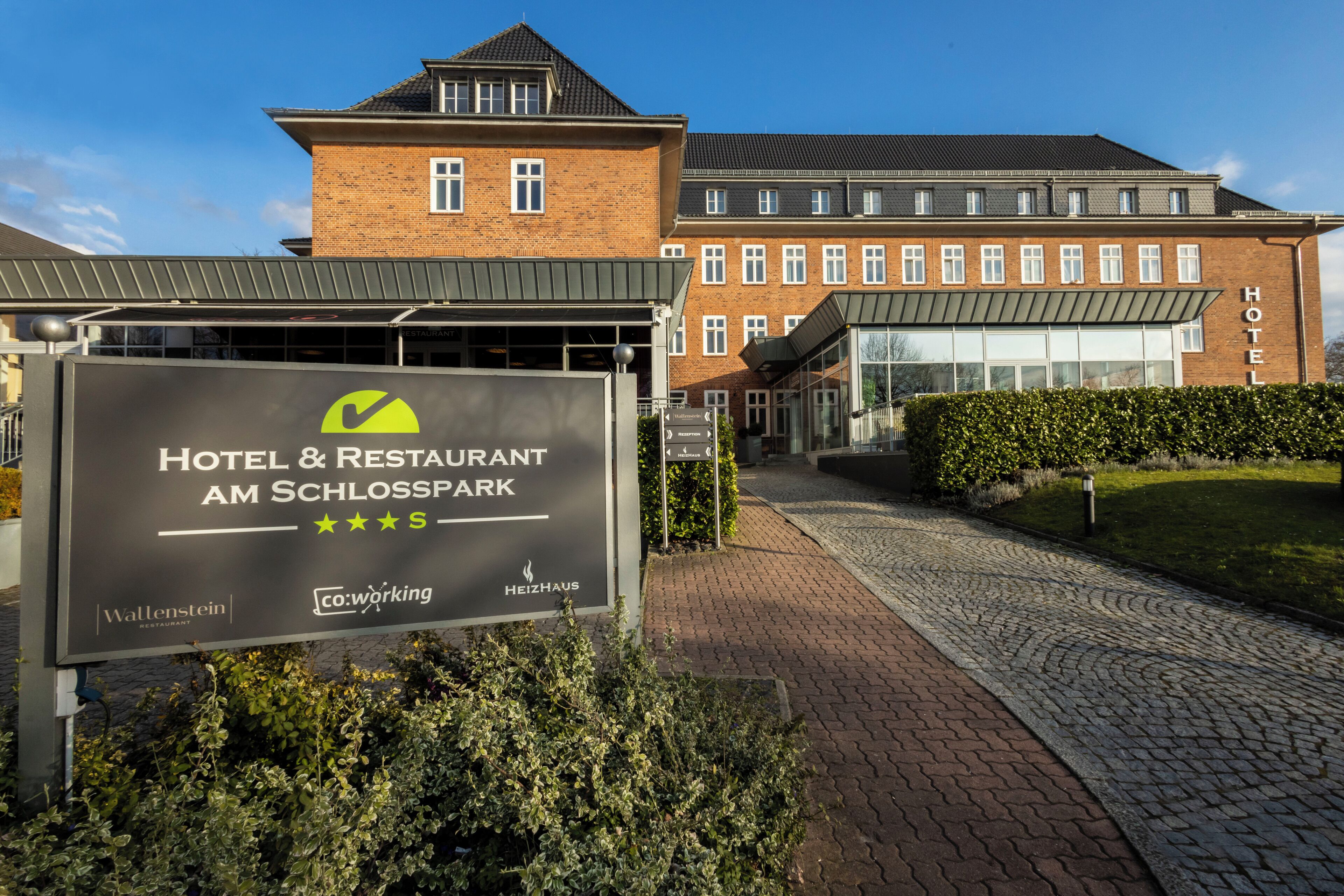 A hotel sign with a checkmark and five stars, indicating a positive rating.