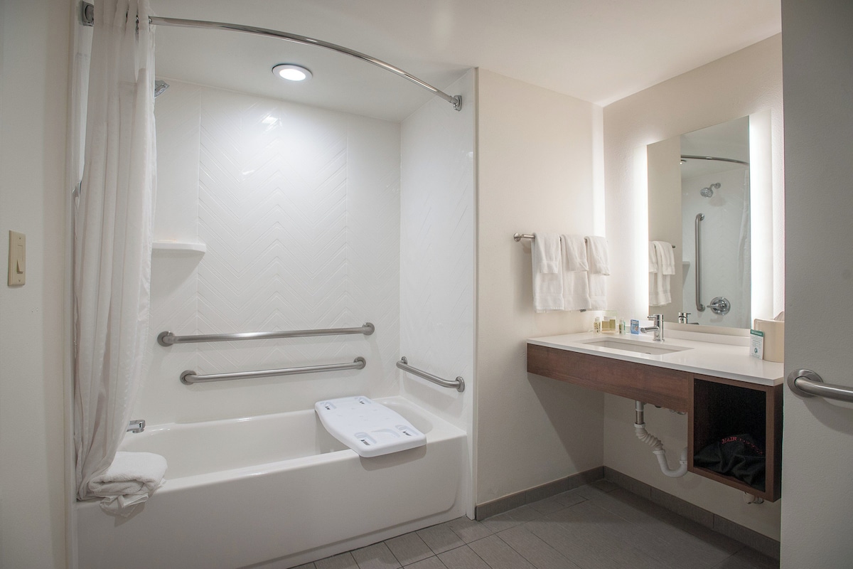 Chambre Standard, 1 très grand lit, baignoire accessible aux personnes à mobilité réduite (Mobility)