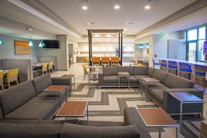 Sarapan dan makan malam dihidangkan