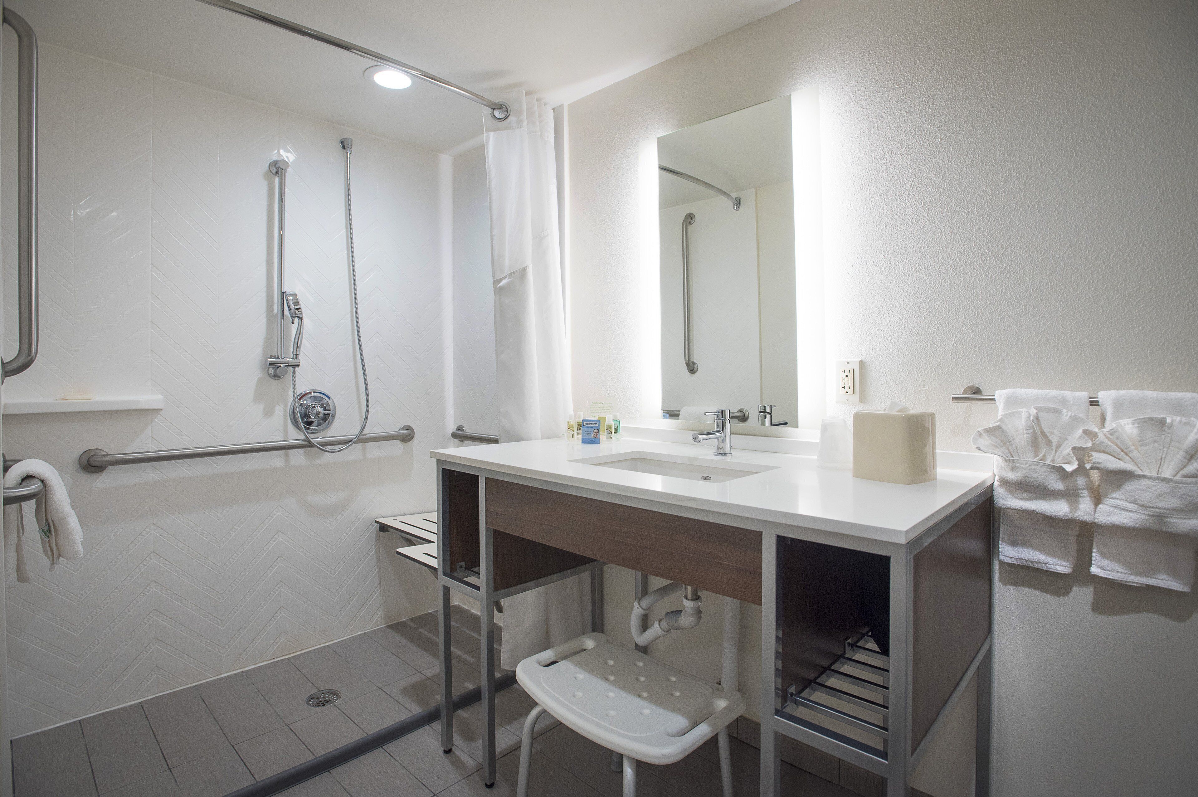 room, 1 king bed, mobility accessible (communications, roll-in shower) | bathroom | hair dryer, towels