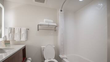 Un baño moderno con inodoro, lavamanos y bañera.