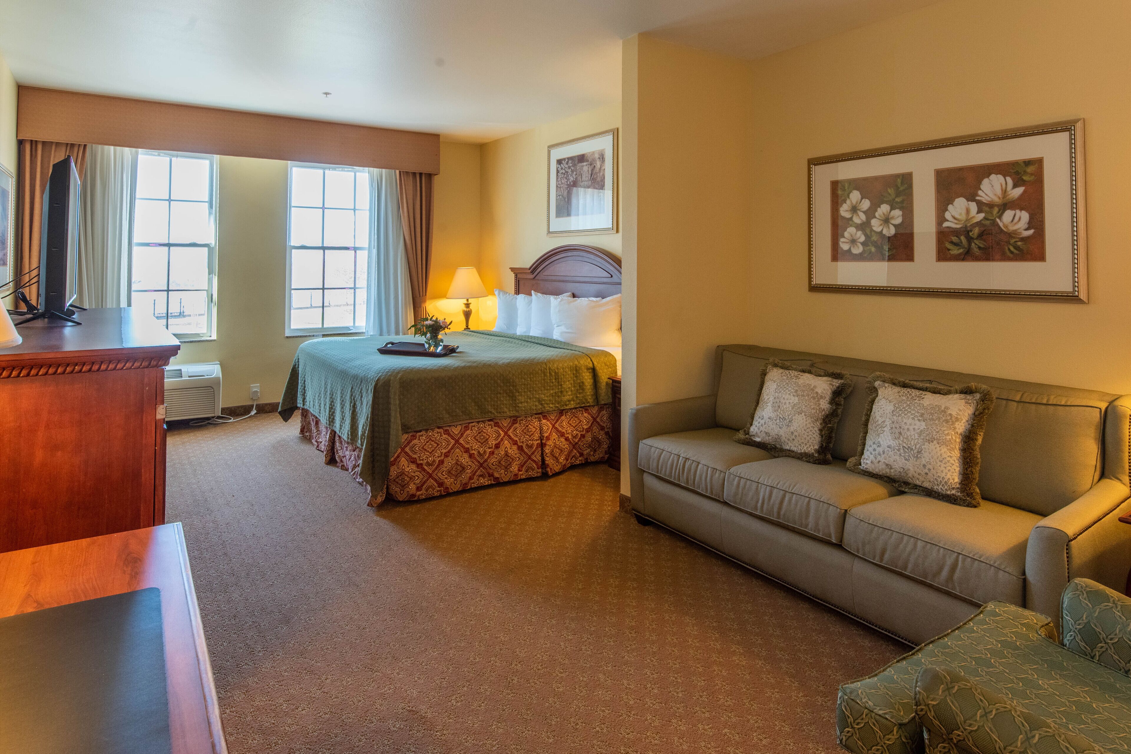 superior room, 1 king bed, river view | living room | 40-inch flat-screen tv with cable channels, tv