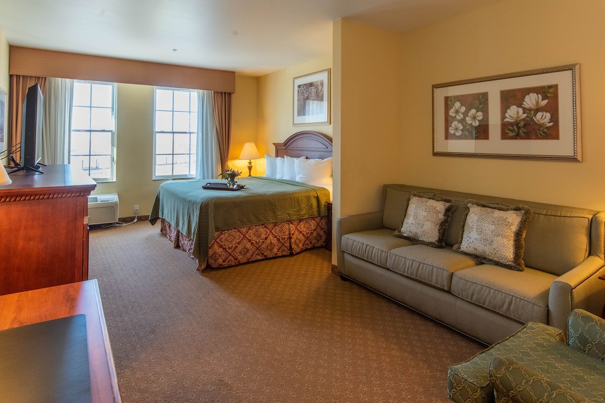 superior room, 1 king bed, river view | living room | 40-inch flat-screen tv with cable channels, tv