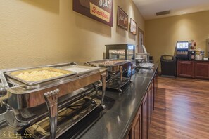Free daily buffet breakfast  - Natchez Grand Hotel & Suites On the River (Natchez)