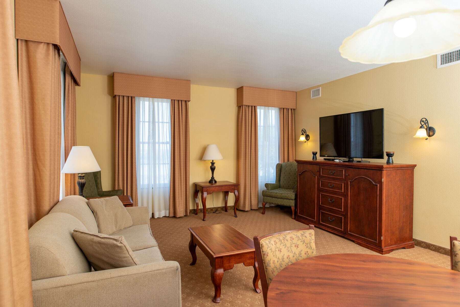 luxury single room, 1 king bed (historic city view) | living area | 40-inch flat-screen tv with cable channels, tv