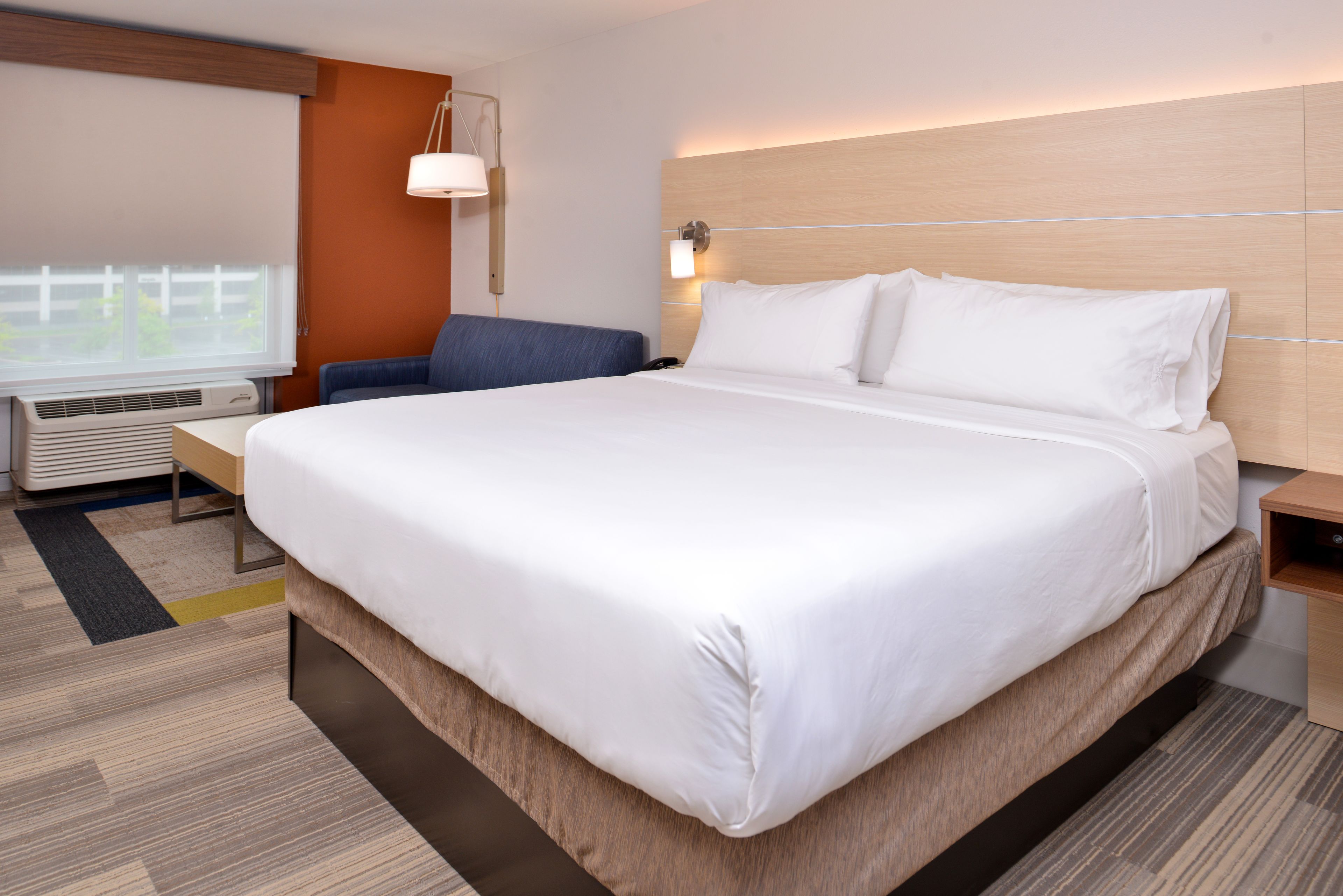 1 bedroom, pillow-top beds, desk, laptop workspace