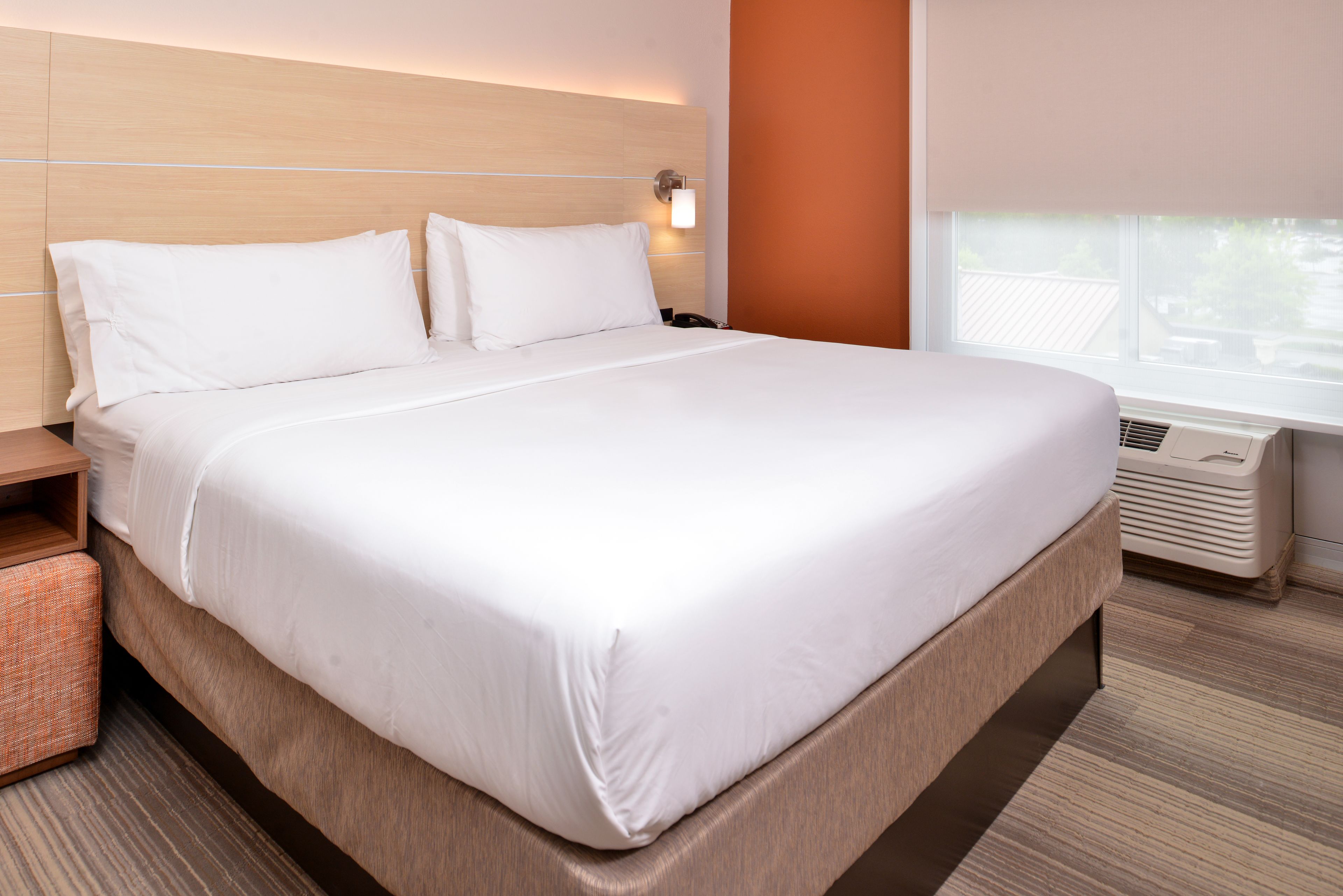 1 bedroom, pillow-top beds, desk, laptop workspace