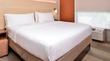 Senger med overmadrass, skrivebord og skrivebord for bærbar PC